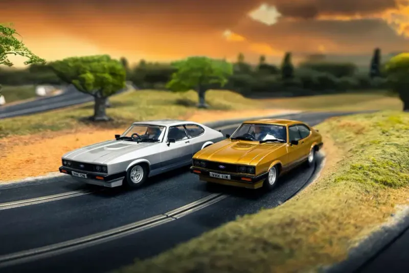 Scalextric The Professionals Capri twin pack 1:32